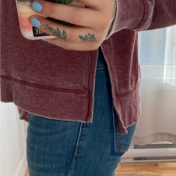 Vintage look Roxy red crewneck with small side openings - Picture 4 of 5